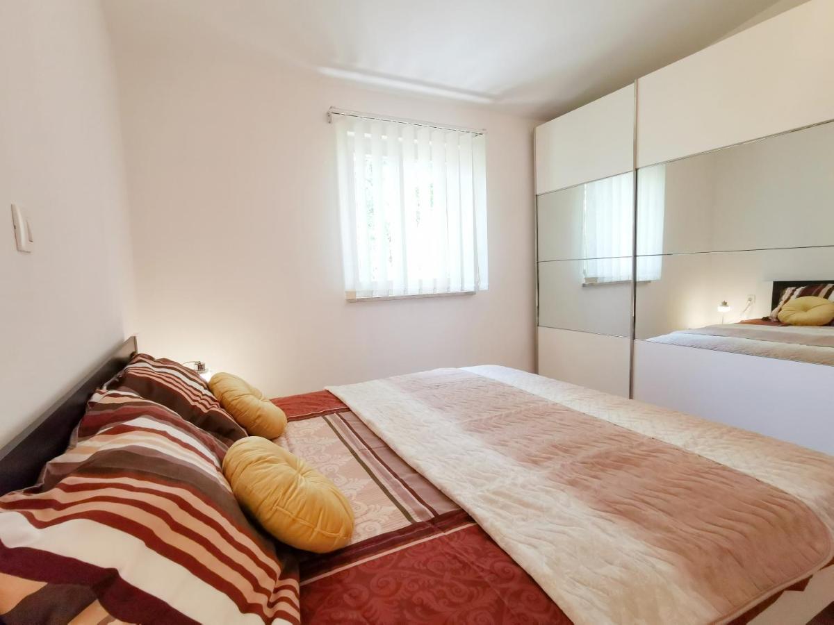 Holiday House Nela ลาบิน ภายนอก รูปภาพ