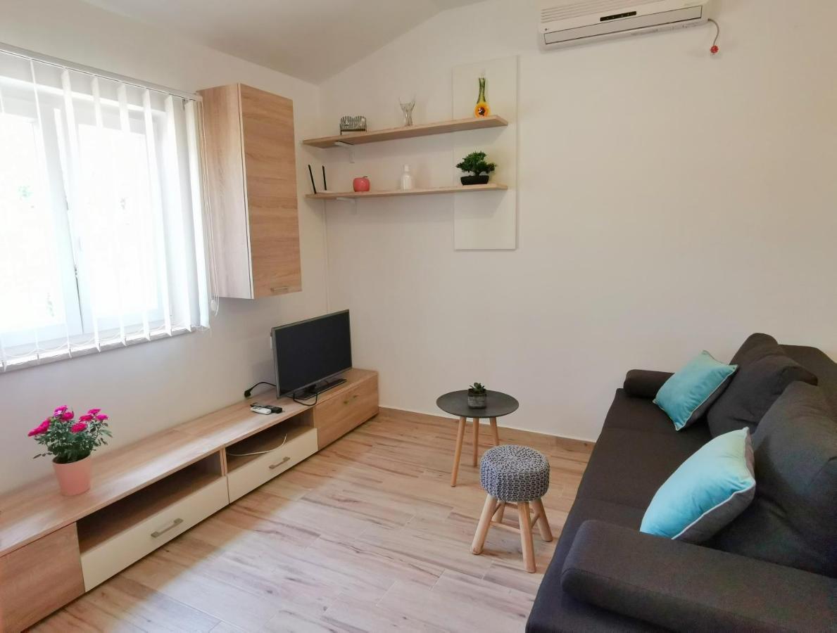 Holiday House Nela ลาบิน ภายนอก รูปภาพ