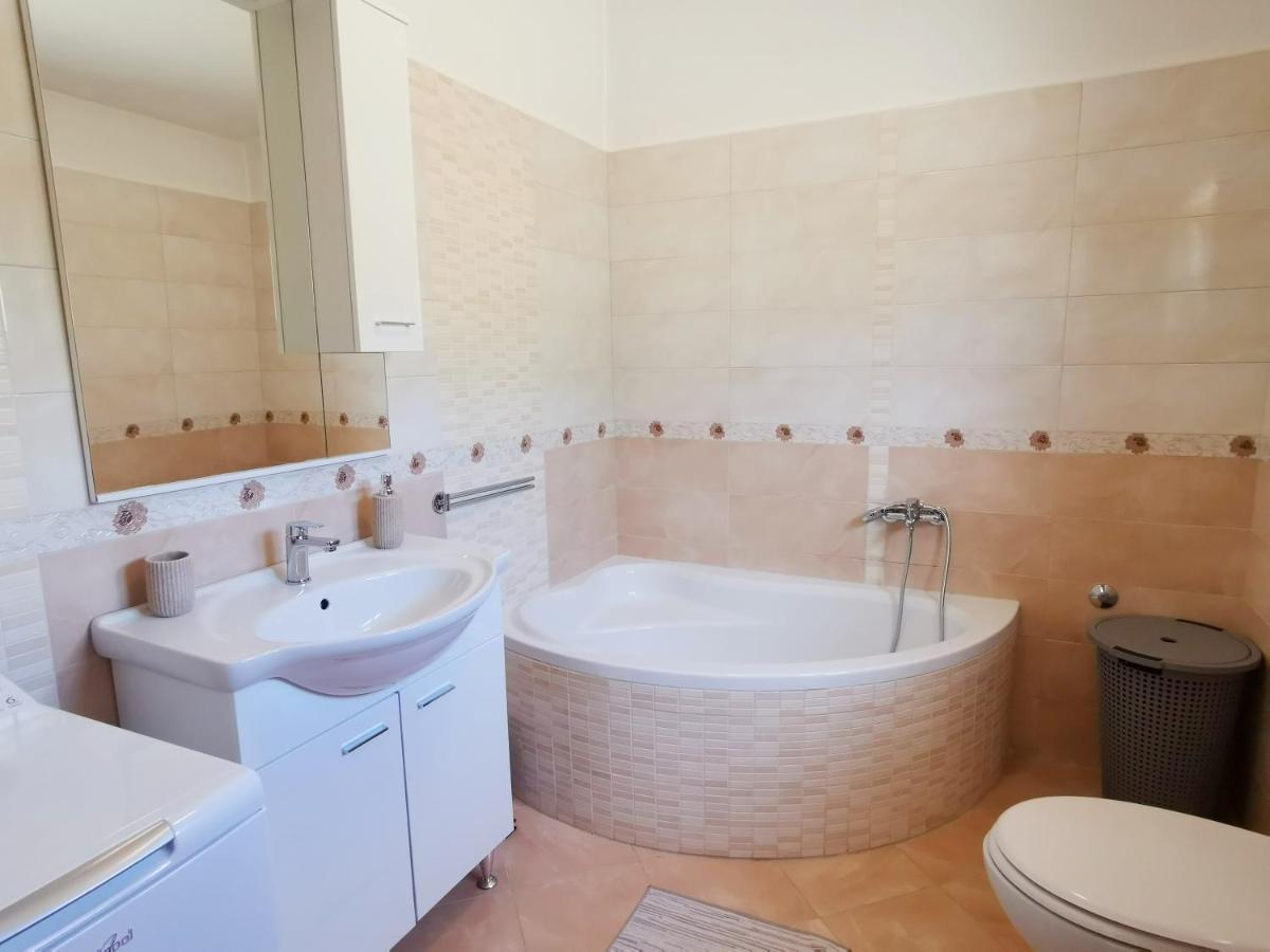 Holiday House Nela ลาบิน ภายนอก รูปภาพ